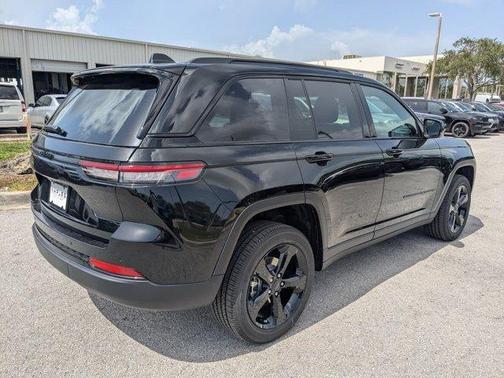 2025 Jeep Grand Cherokee Laredo