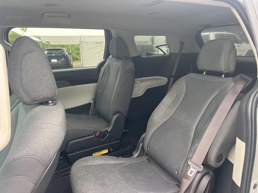 2022 Kia Carnival LX