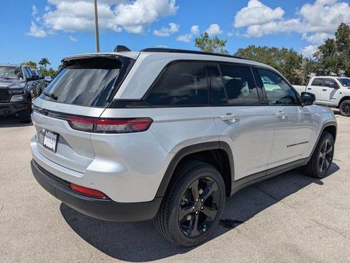 2025 Jeep Grand Cherokee Laredo