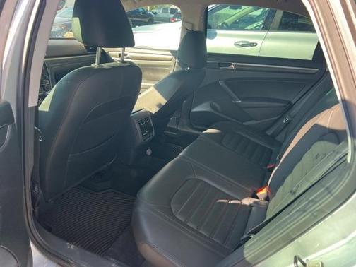 2017 Volkswagen Passat 1.8T SEL Premium