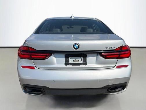 2019 BMW 740 i