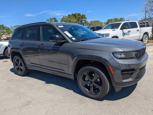 2025 Jeep Grand Cherokee Laredo