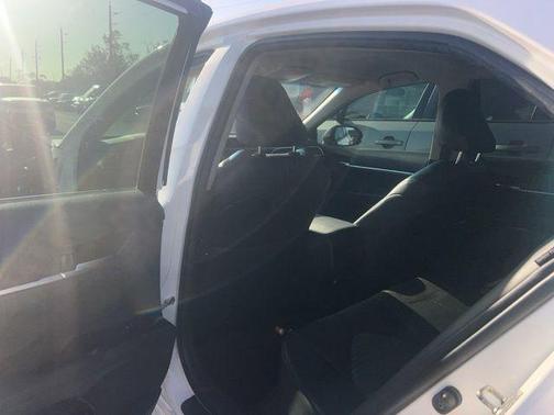 Super White 2018 Toyota Camry SE