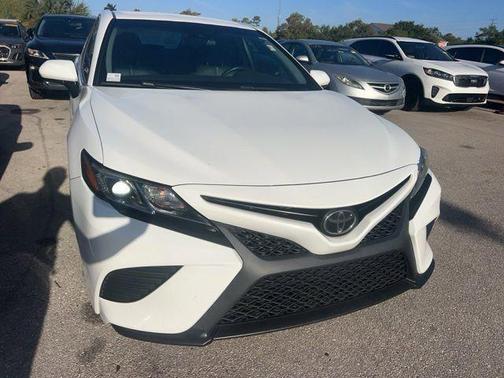 Super White 2018 Toyota Camry SE