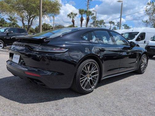 Jet Black Metallic 2022 Porsche Panamera 4