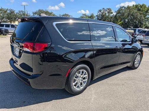 2025 Chrysler Voyager LX