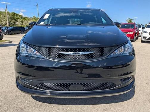 2025 Chrysler Voyager LX