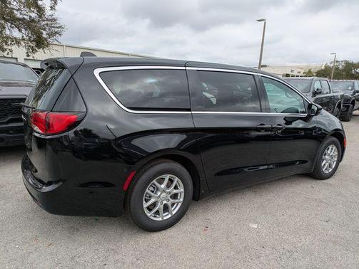2026 Chrysler Voyager LX