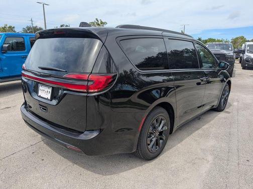 2025 Chrysler Pacifica Select