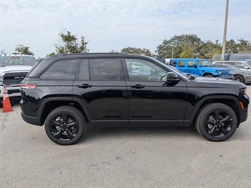 2025 Jeep Grand Cherokee Laredo