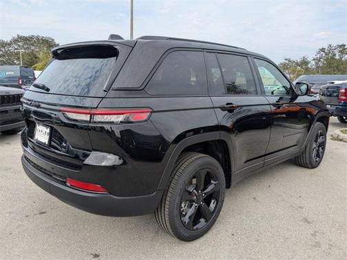 2025 Jeep Grand Cherokee Laredo