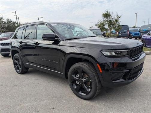 2025 Jeep Grand Cherokee Laredo