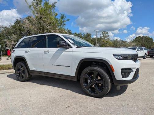 2025 Jeep Grand Cherokee Laredo