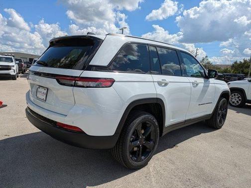 2025 Jeep Grand Cherokee Laredo