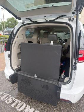 Bright White Clearcoat 2021 Chrysler Pacifica Touring-L