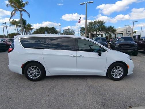 2025 Chrysler Pacifica Select