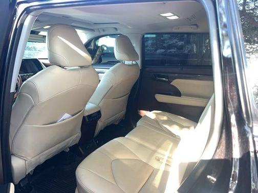 Amber 2020 Toyota Highlander Limited