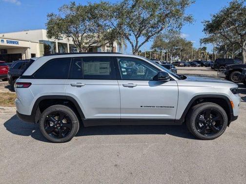 2025 Jeep Grand Cherokee Laredo