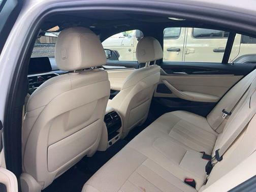 Alpine White 2023 BMW 540 i