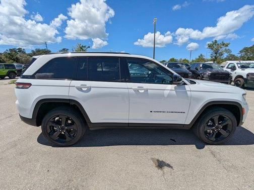 2025 Jeep Grand Cherokee Laredo