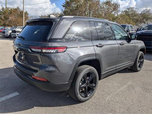 2025 Jeep Grand Cherokee Laredo