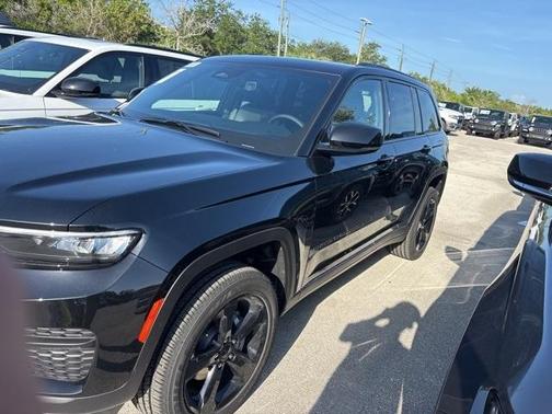 2025 Jeep Grand Cherokee Laredo