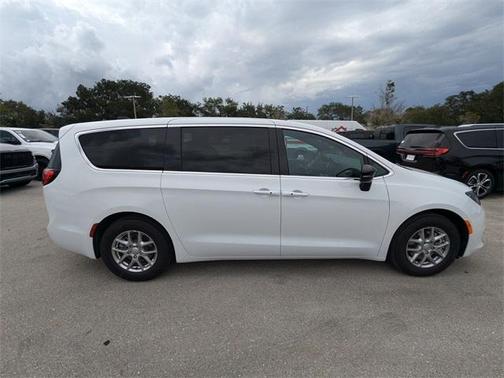 2025 Chrysler Voyager LX