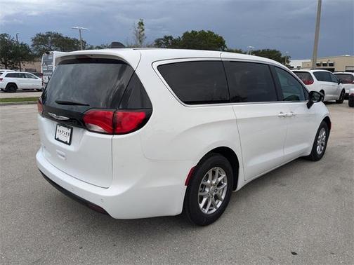 2025 Chrysler Voyager LX