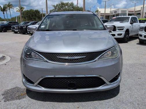 Billet Silver Metallic Clearcoat 2019 Chrysler Pacifica Touring-L Plus