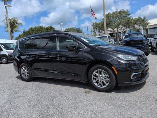 Brilliant Black Crystal Pearlcoat 2021 Chrysler Pacifica Touring