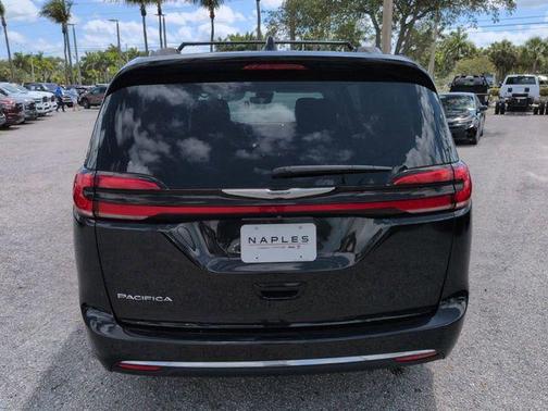 Brilliant Black Crystal Pearlcoat 2021 Chrysler Pacifica Touring