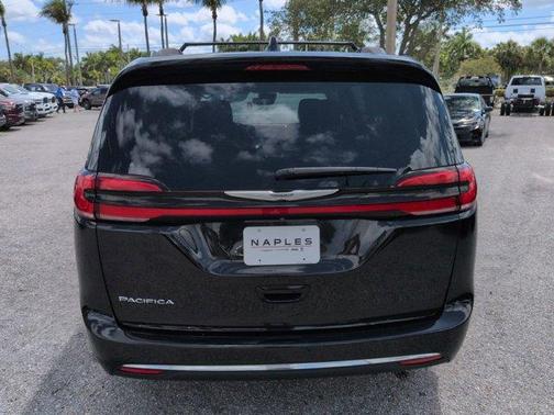 Brilliant Black Crystal Pearlcoat 2021 Chrysler Pacifica Touring