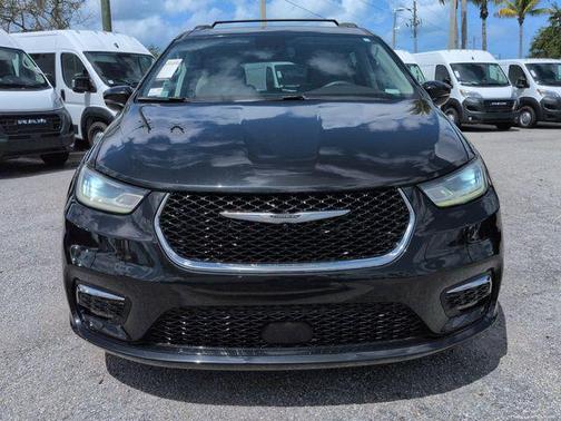 Brilliant Black Crystal Pearlcoat 2021 Chrysler Pacifica Touring