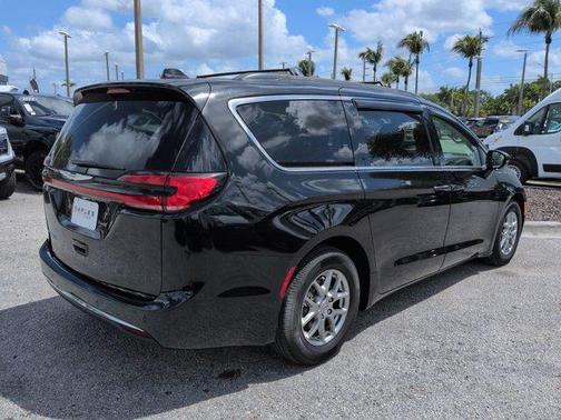 Brilliant Black Crystal Pearlcoat 2021 Chrysler Pacifica Touring