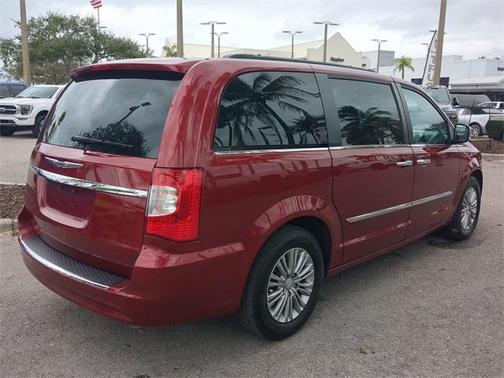 2016 Chrysler Town & Country Touring-L