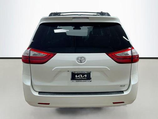 2017 Toyota Sienna XLE