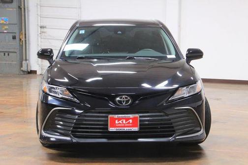 Photo 2 of 28 of 2021 Toyota Camry LE