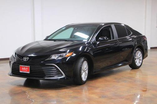 Photo 3 of 28 of 2021 Toyota Camry LE