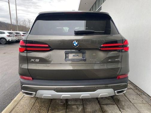 Manhattan Green Metallic 2026 BMW X5 xDrive40i