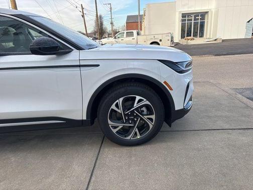 White Platinum Tri-Coat Metallic 2026 Lincoln Nautilus Premiere