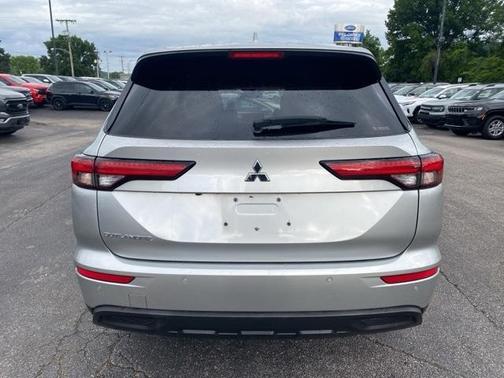 2022 Mitsubishi Outlander ES