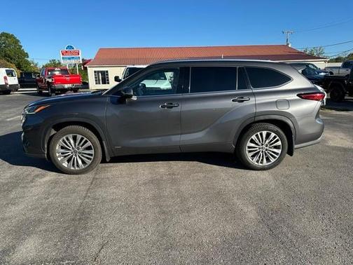 2022 Toyota Highlander Hybrid Platinum