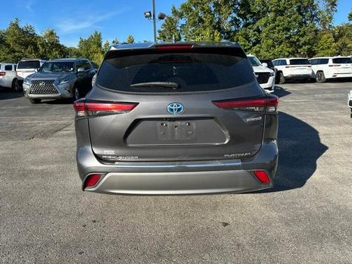 2022 Toyota Highlander Hybrid Platinum