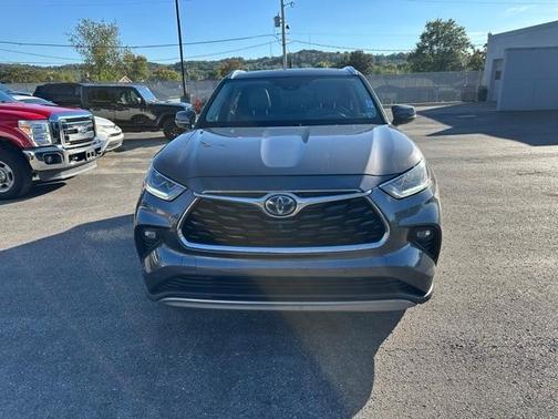 2022 Toyota Highlander Hybrid Platinum