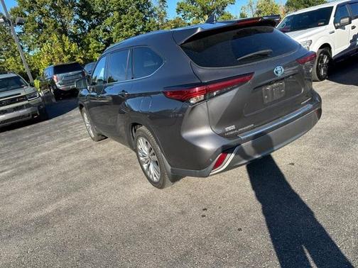 2022 Toyota Highlander Hybrid Platinum