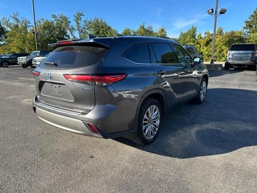 2022 Toyota Highlander Hybrid Platinum