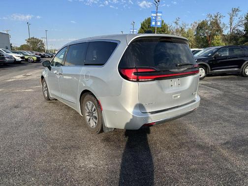 Silver Mist Clearcoat 2023 Chrysler Pacifica Hybrid Limited