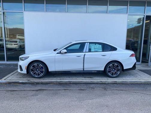 Alpine White 2026 BMW 530 i xDrive