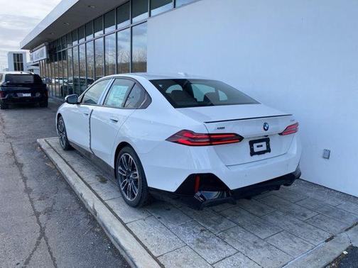Alpine White 2026 BMW 530 i xDrive