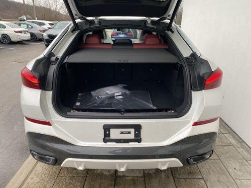 Mineral White Metallic 2026 BMW X6 xDrive40i